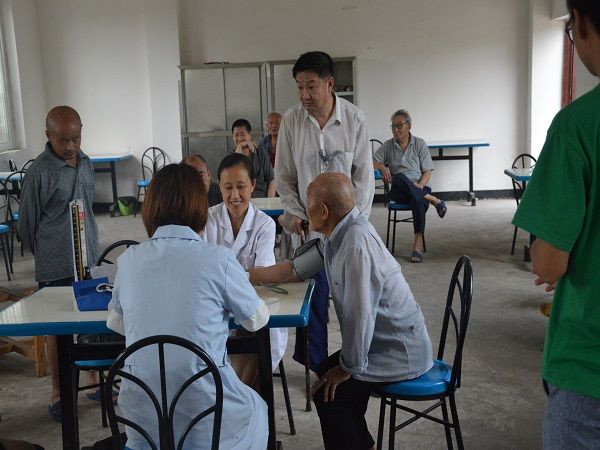 为老人们体检.JPG