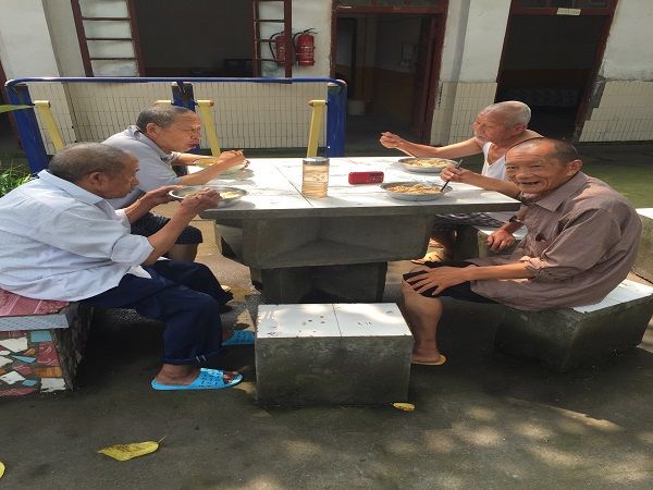 老人们吃抄手.JPG